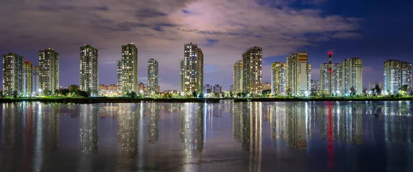 Panorama Noturno Grande Formato Com Uma Cidade Moderna Sobre Reflexo — Fotografia de Stock