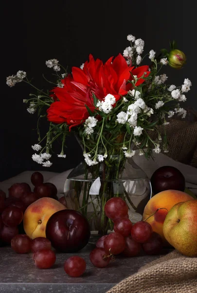 Studio Stilleben Med Röd Blomma Och Frukt Stil Med Gamla — Stockfoto