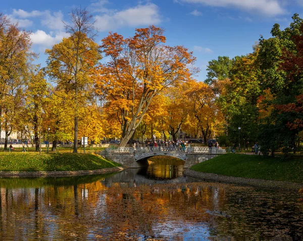 Panorama Otoño Jardín Mikhailovsky Con Estanque Puente Hierro Fundido Rossi — Foto de Stock