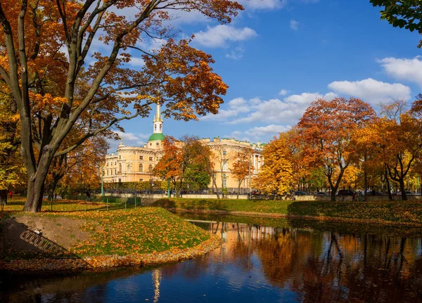 Podzimní Panorama Výhledem Zámek Michajlovského Zahrady Petrohradě — Stock fotografie
