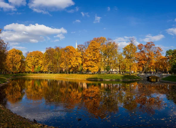 Panorama Otoño Jardín Mikhailovsky Con Estanque Puente Hierro Fundido San — Foto de Stock