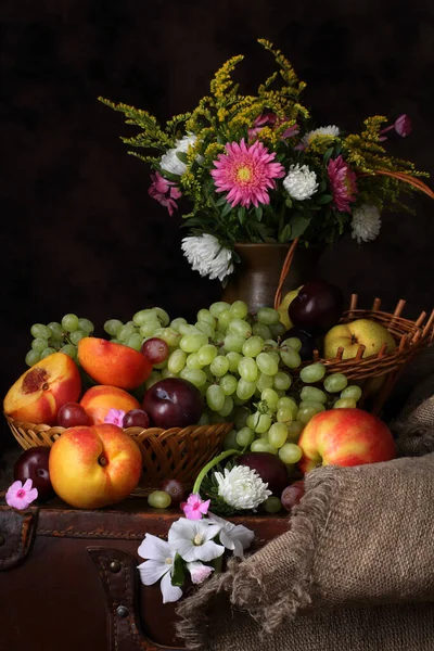 照旧荷兰大师的风格 带着鲜花 桃子和李子的工作室依然存在 — 图库照片