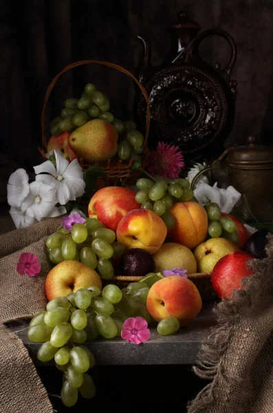 工作室静止不动的生活与水壶 桃子和苹果的复古风格 — 图库照片