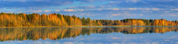Velkoformátové Panorama Podzimním Lesem Zrcadlovým Jezerem Modrou Zataženou Oblohou — Stock fotografie