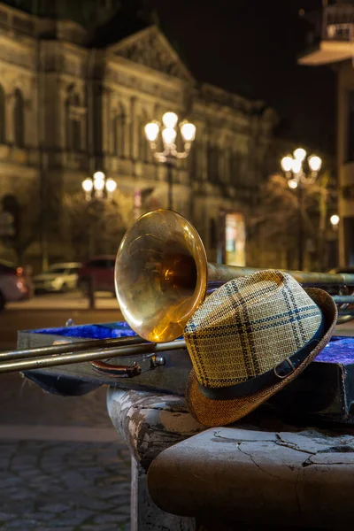 Trombone Koffer Herenhoed Achtergrond Van Een Nacht Europese Stad — Stockfoto