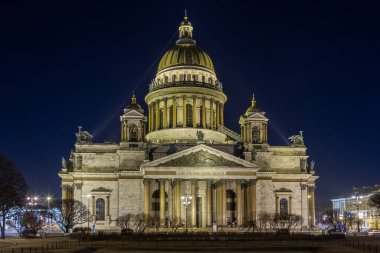 St. Petersburg 'daki St. Isaac Katedrali' nin gece manzarası.