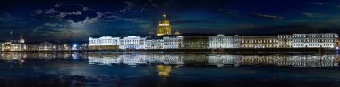 İngiliz Embankment, St. Isaac Katedrali ve St. Petersburg Neva Nehri 'nin geniş formatlı manzarası.