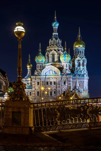 圣彼得堡弥漫着鲜血的救主教堂和Novo Konyushenny桥的夜景 — 图库照片