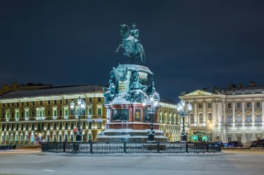 St. Petersburg, Rusya - 07 DEC 2021 St. Isaac Meydanı 'nda Birinci Nicholas Anıtı 