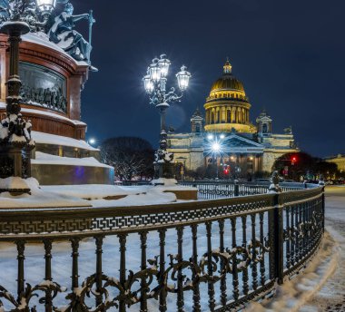 St. Petersburg 'daki St. Isaac Meydanı' nda gece ve kar