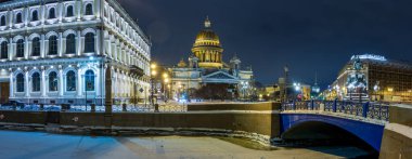 St. Petersburg, Rusya - 07 DEC 2021 Panorama - Moika Nehri, Mavi Köprü, St. Isaac Meydanı ve Birinci Nicholas Anıtı
