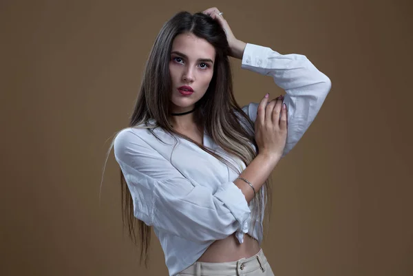 Retrato Estudio Una Hermosa Chica Con Una Camisa Blanca Sobre — Foto de Stock