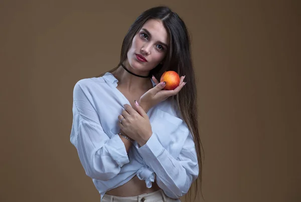 Estúdio Retrato Uma Menina Bonita Uma Camisa Branca Com Pêssego — Fotografia de Stock