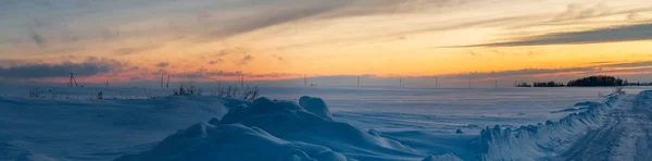 Широкоформатная Зимняя Панорама Снежным Полем Дорогой Закатным Небом Стоковое Фото
