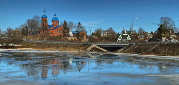 Wielkoformatowa Panorama Wiosennym Lodem Nad Jeziorem Drogą Kościołem — Zdjęcie stockowe