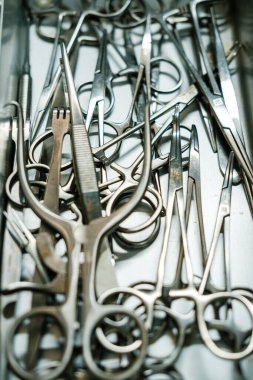 Sterilize edilmiş bir kutuda cerrahi aletler