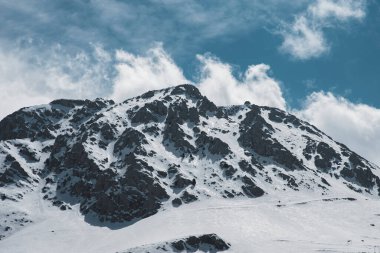 Kısmen bulutlu bir günde kış manzarası