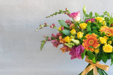 Açık arkaplanda parlak bir demet dekoratif ve yabani çiçek