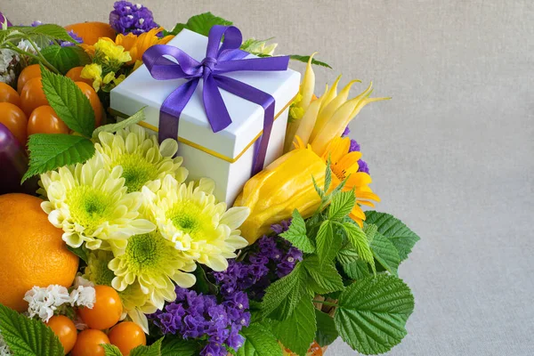 Composição Brilhante Frutas Naturais Legumes Flores Verdes Fundo Leve — Fotografia de Stock