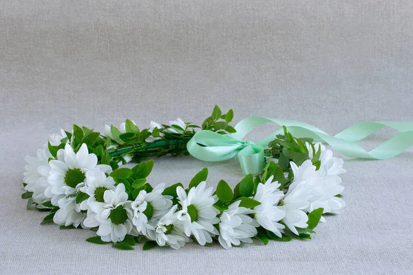 Slavnostní Svatební Květinová Koruna Lehkém Plátně Pozadí — Stock fotografie