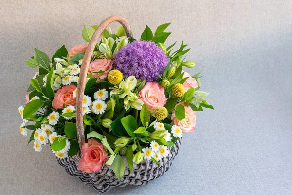 Delicate Bloemen Een Rieten Mandje Lichte Ondergrond — Stockfoto