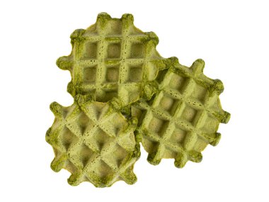 Beyaz arka planda üç sağlıklı yeşil waffle.