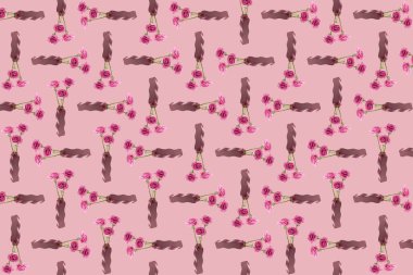 Pembe arka planda dalgalı bir vazoda bir buket taze gülün soyut kompozisyonu