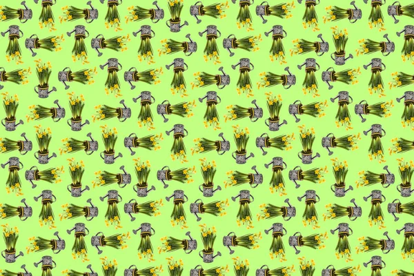 Abstracte Samenstelling Van Gele Narcissen Bloemen Metalen Gieter Een Groene — Stockfoto