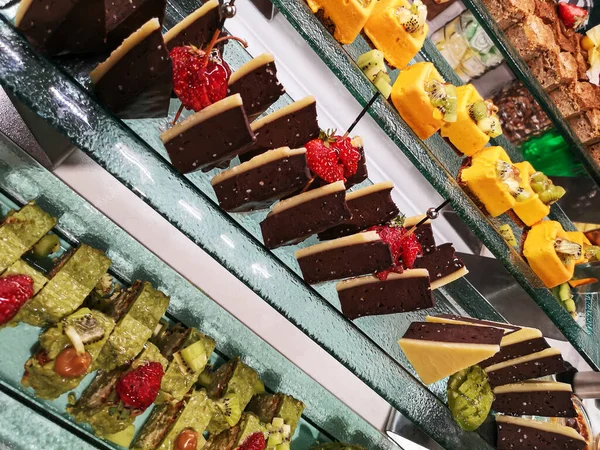 Assortiment Van Verschillende Smakelijke Taarten Buffetbalie — Stockfoto