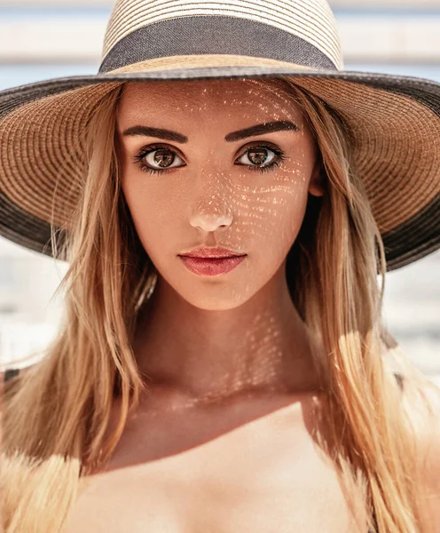 Närbild Porträtt Ung Vacker Blond Kaukasiska Flicka Med Ett Perfekt — Stockfoto