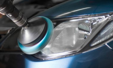 Arabanın farlarını cilalıyorum. Kapat..