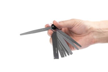 El boşlukları ayarlamak için bir dizi sonda tutuyor. Kapatın. Beyaz bir arkaplanda izole edilmiş.