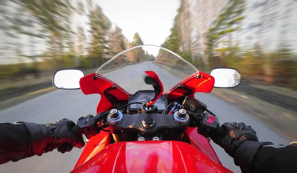 Kırmızı spor motosikletli ilk kişi. Sportbike birinci şahıs.