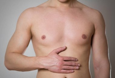 Mide ağrısı. Adamın midesi ağrıyor..