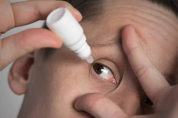 Homem Cai Lhe Nos Olhos Fechar — Fotografia de Stock