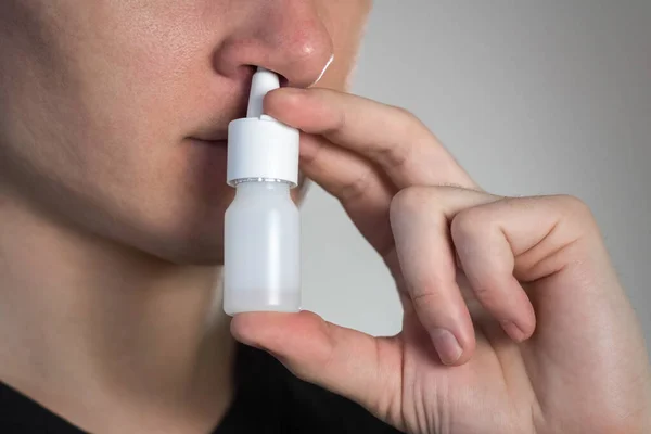 Hombre Rocía Spray Nariz Para Una Secreción Nasal Cerca Imagen de archivo