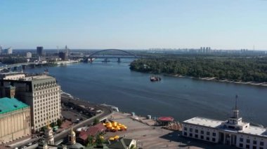 Dinyeper üzerinde sabah güzel bir uçuş. Kiev 'deki posta bölgesi yukarıdan. Dinyeper seti. Nehirdeki gemiler. Kiliseler. Podol 'un üst görüntüsü. Dinyeper 'in üzerindeki köprüler.