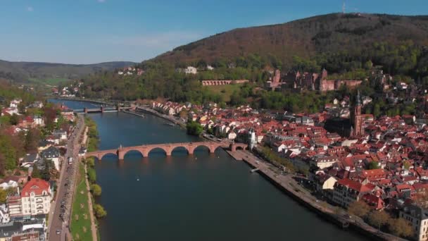 Puente Peatonal Sobre Río Hermosa Vista Superior Del Castillo Heidelberg — Vídeos de Stock