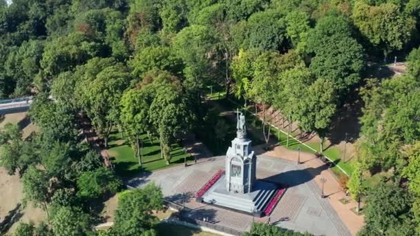 Hermoso Vuelo Por Mañana Sobre Monumento Príncipe Vladimir Grande Árboles — Vídeos de Stock