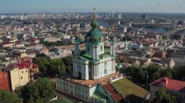 Kiev 'deki St. Andrew Kilisesi üzerinde güzel bir uçuş. Podol 'un üst görüntüsü. Birçok bina ve kilise.