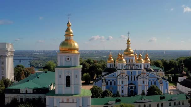 聖マイケルの黄金のドーム修道院の上に午後の美しいフライト ドニエプル川 家の朝のビュー キエフ ウクライナの首都の中心部のトップビュー — ストック動画