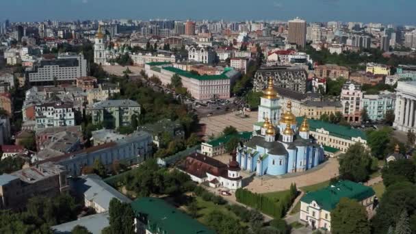 聖マイケルの黄金のドーム修道院の上に午後の美しいフライト ドニエプル川 家の朝のビュー キエフ ウクライナの首都の中心部のトップビュー — ストック動画