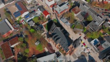 Viernheim 'ın merkez kısmının güzel sabah manzarası. Eski katolik katedrali. Turuncu kiremitli evler. Almanya.