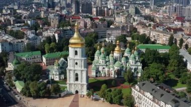 Kiev 'deki Ayasofya üzerinden güzel bir uçuş. Evlerin sabah manzarası. Ukrayna 'nın başkentinin en üst görüntüsü.