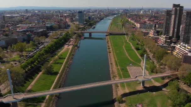 Pohled Shora Nábřeží Řeky Neckar Mosty Televizní Věž Zelená Tráva — Stock video