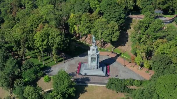 早上在弗拉迪米尔大帝的纪念碑上美丽的飞行 绿叶的树 人们走路 赶着去工作 夏天美丽的公园 — 图库视频影像
