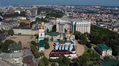 Öğleden sonra St. Michael 's Altın Kubbe Manastırı' nda güzel bir uçuş. Dinyeper nehrinin, köprülerin, evlerin sabah manzarası. Kiev. Ukrayna 'nın başkentinin en üst görüntüsü.