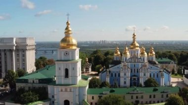 Öğleden sonra St. Michael 's Altın Kubbe Manastırı' nda güzel bir uçuş. Dinyeper nehrinin, köprülerin, evlerin sabah manzarası. Kiev. Ukrayna 'nın başkentinin en üst görüntüsü.