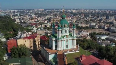 Kiev 'deki St. Andrew Kilisesi üzerinde güzel bir uçuş. Podol 'un üst görüntüsü. Birçok bina ve kilise.