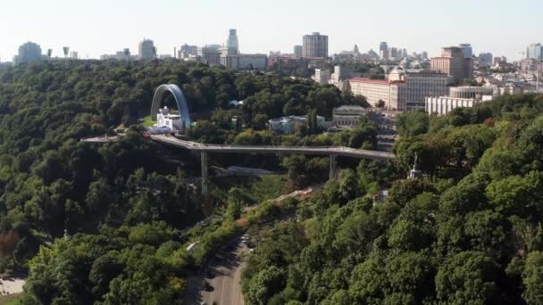 Όμορφη Πρωινή Πτήση Πάνω Από Γέφυρα Στο Κίεβο Πολλά Δέντρα — Αρχείο Βίντεο